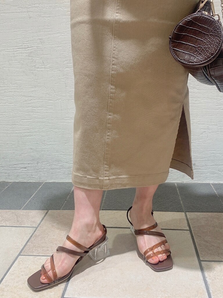 ホワイト系のシャツ/ブラウス、ベージュ系のスカート、ブラウン系のサンダルを着用したレディースの春コーディネートの10枚目の写真