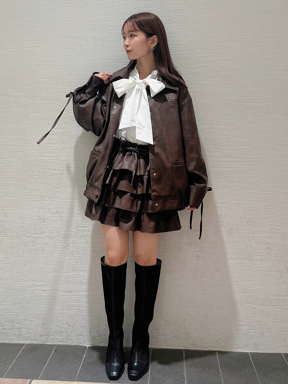 ブラック系のブーツ、ホワイト系のシャツ/ブラウス、ブラウン系のブルゾンを着用したレディースの秋コーディネートの2枚目の写真