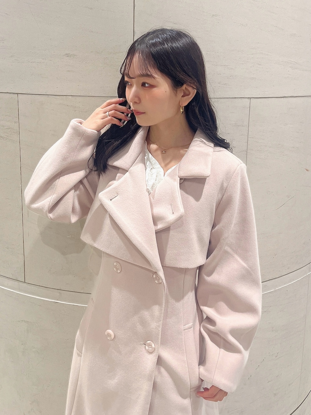 ベージュ系のブーツ、ホワイト系のワンピース、ピンク系のその他アウターを着用したレディースの冬コーディネートの7枚目の写真