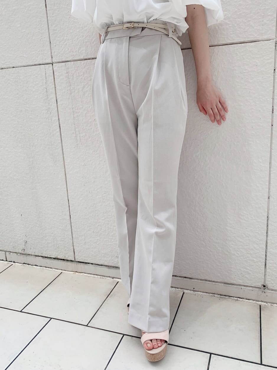 ベージュ系のサンダル、ホワイト系のシャツ/ブラウス、ホワイト系のその他パンツを着用したレディースの夏コーディネートの8枚目の写真