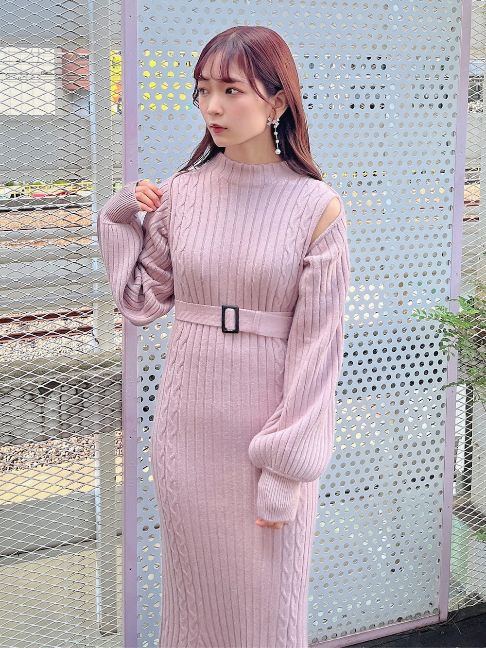 ベージュ系のブーツ、ピンク系のワンピース、ホワイト系のブルゾンを着用したレディースの秋コーディネートの7枚目の写真