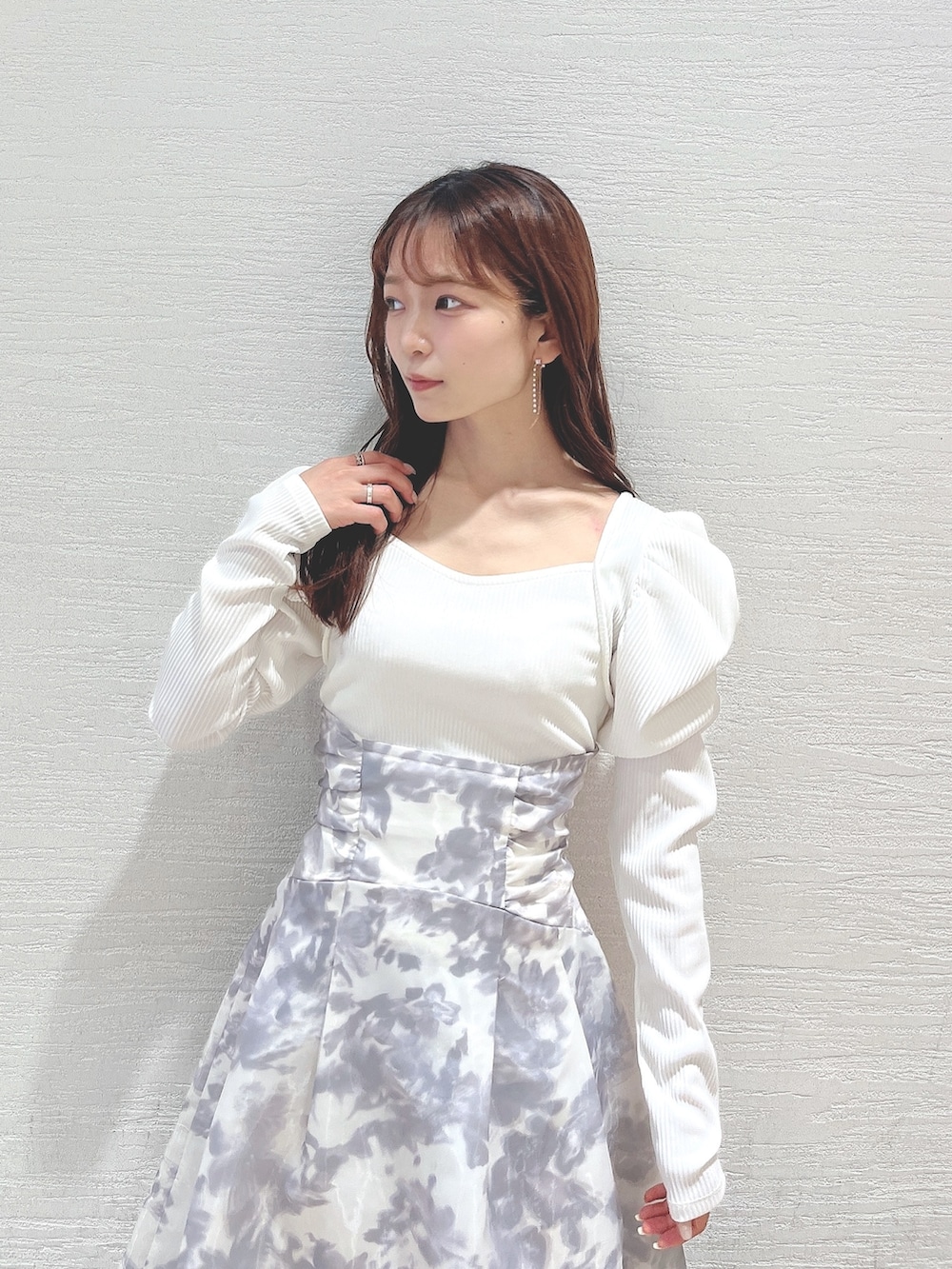 ホワイト系のワンピース、ホワイト系のブーツを着用したレディースの秋コーディネートの9枚目の写真