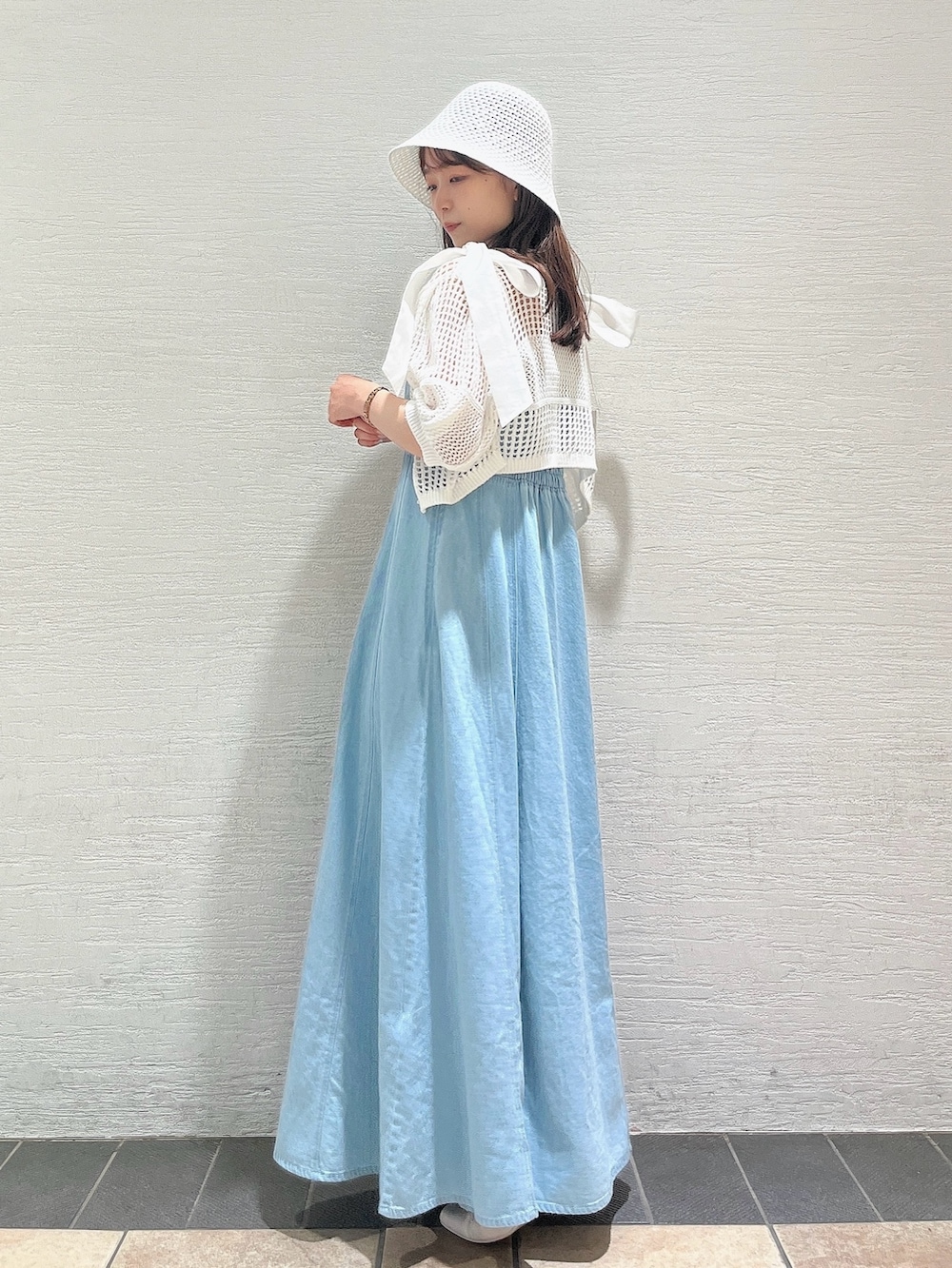 ホワイト系のカーディガン/ボレロ、ブルー系のワンピース、ホワイト系のパンプスを着用したレディースの夏コーディネートの2枚目の写真