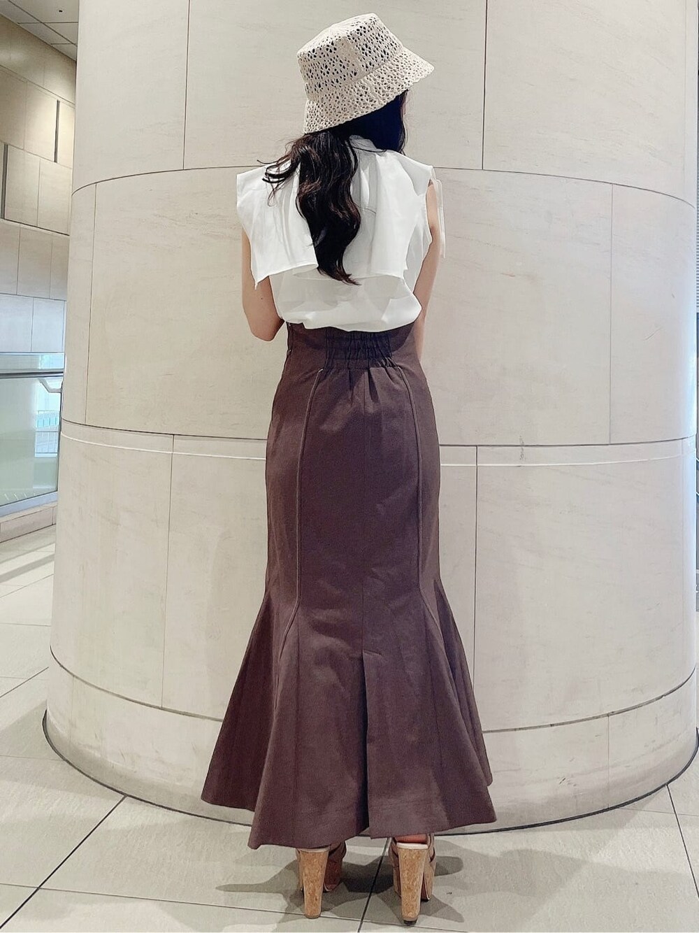 ベージュ系のサンダル、ホワイト系のシャツ/ブラウス、ブラウン系のスカートを着用したレディースの夏コーディネートの3枚目の写真