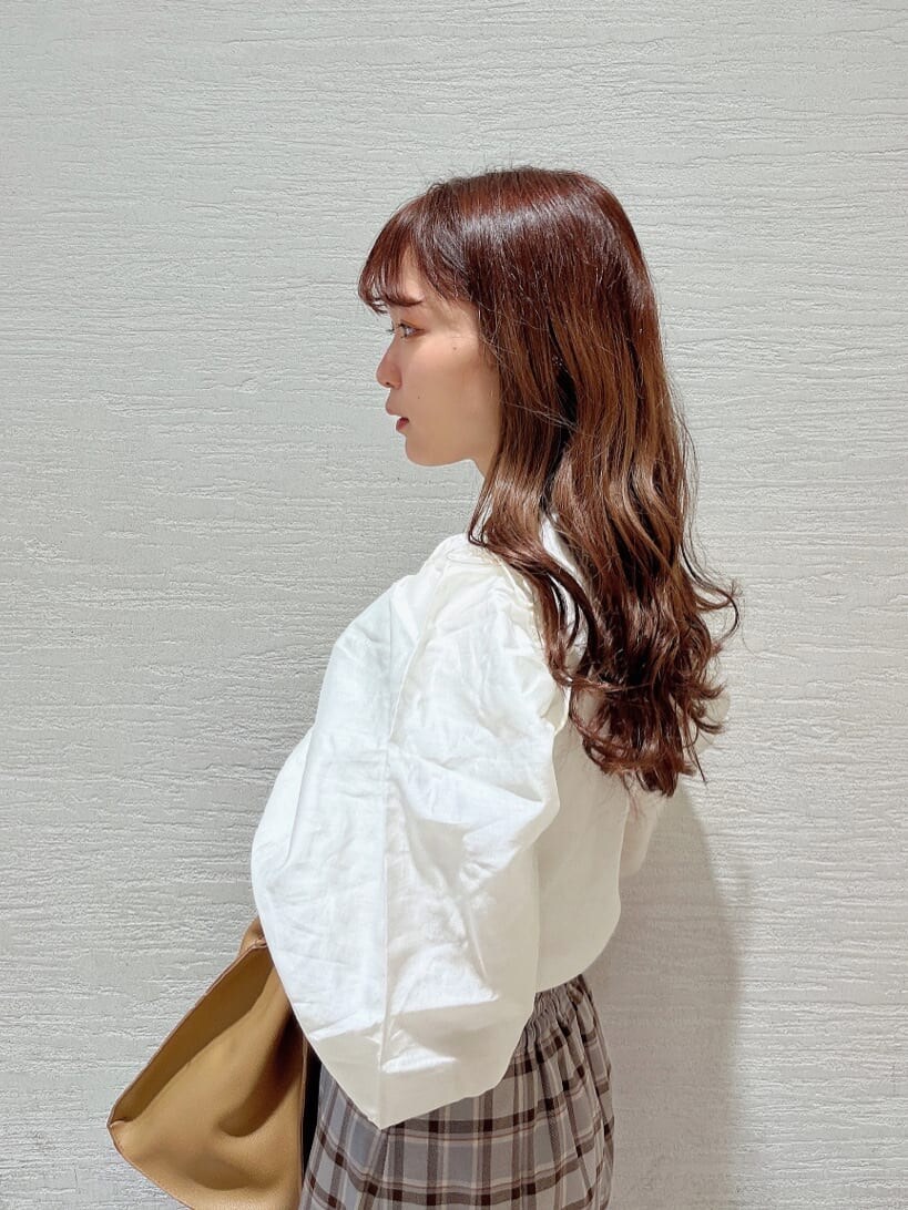 ベージュ系のブーツ、グレー系のスカート、ホワイト系のニット/セーターを着用したレディースの冬コーディネートの5枚目の写真