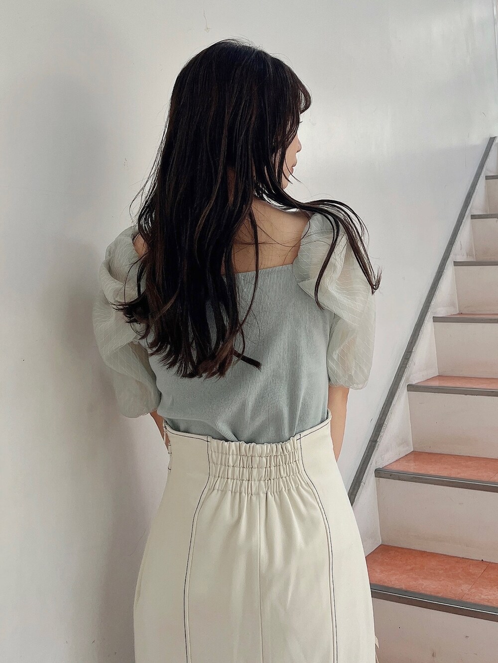 グリーン系のTシャツ/カットソー、ホワイト系のスカート、ホワイト系のサンダルを着用したレディースの春コーディネートの8枚目の写真