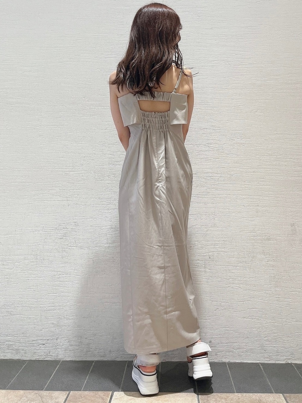 ホワイト系のサンダル、ベージュ系のワンピースを着用したレディースの夏コーディネートの5枚目の写真