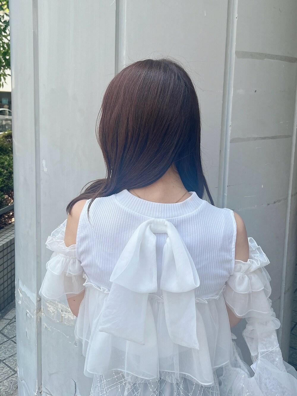 ホワイト系のTシャツ/カットソー、ホワイト系のパンプス、グレー系のスカートを着用したレディースの夏コーディネートの7枚目の写真