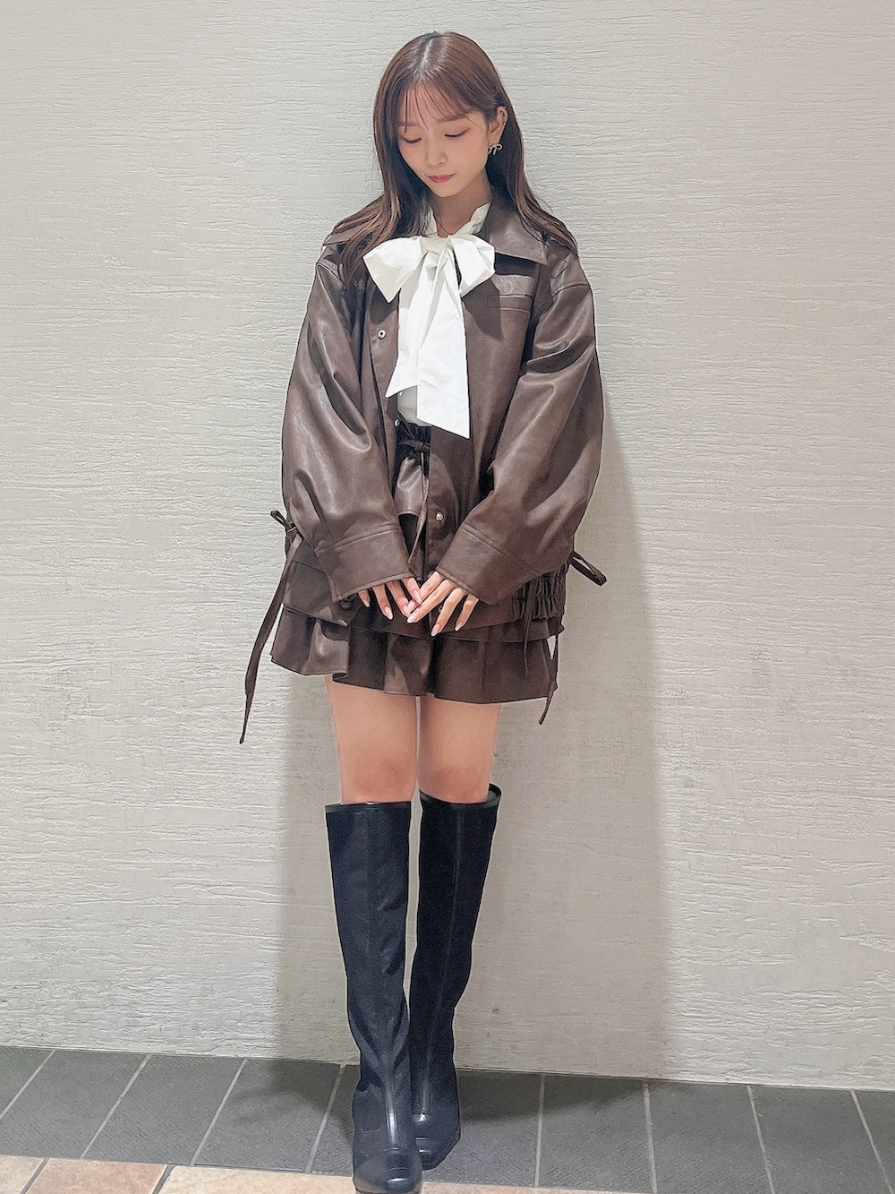 ブラック系のブーツ、ホワイト系のシャツ/ブラウス、ブラウン系のブルゾンを着用したレディースの秋コーディネートの6枚目の写真