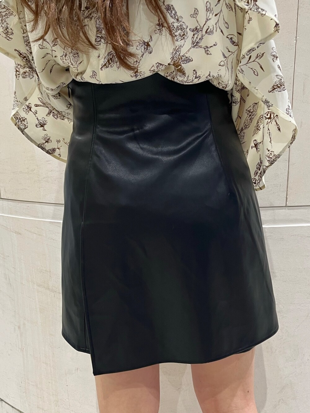 その他のシャツ/ブラウス、ブラック系のスカート、ブラウン系のブーツを着用したレディースの秋コーディネートの10枚目の写真