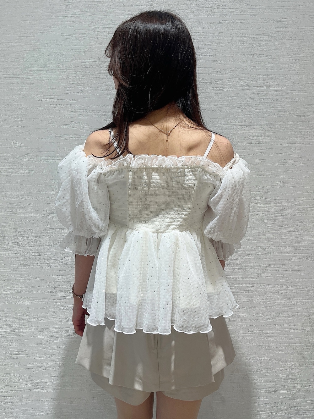 ホワイト系のシャツ/ブラウス、ベージュ系のその他パンツ、ブラウン系のローファーを着用したレディースの春コーディネートの8枚目の写真