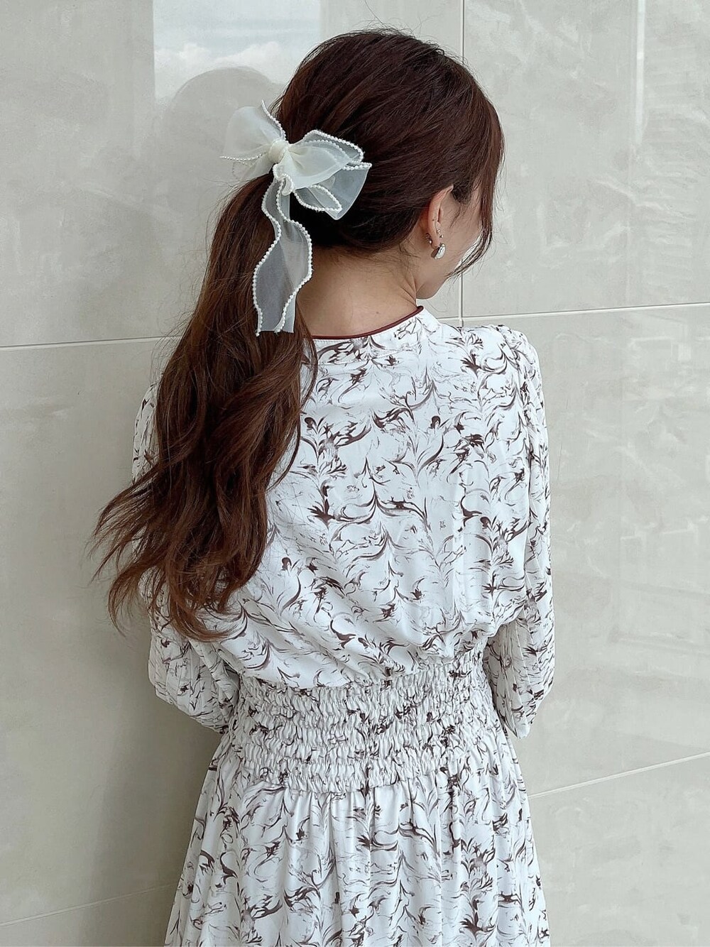 ホワイト系のワンピースを着用したレディースの秋コーディネートの7枚目の写真