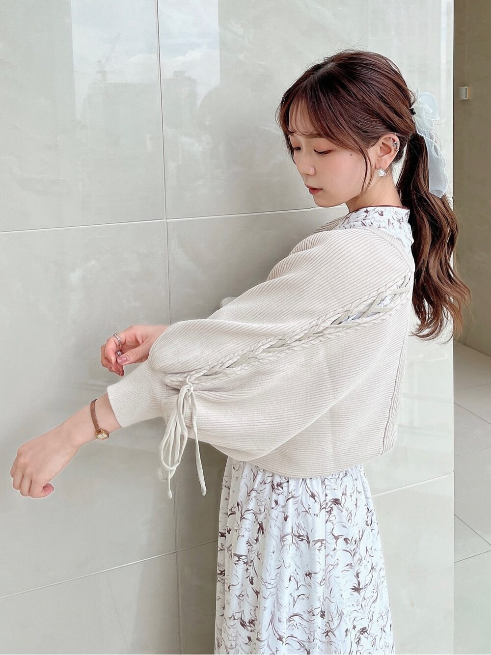 ベージュ系のカーディガン/ボレロ、ホワイト系のワンピースを着用したレディースの秋コーディネートの7枚目の写真