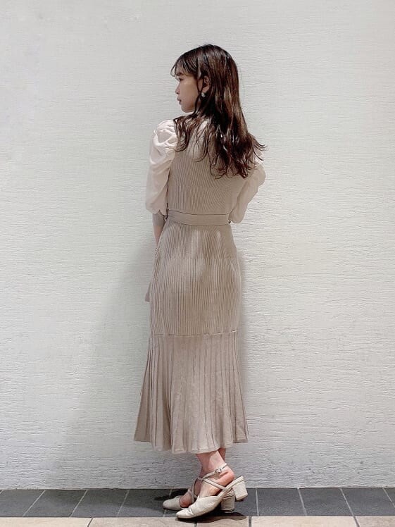 ホワイト系のパンプス、ベージュ系のワンピースを着用したレディースの夏コーディネートの4枚目の写真