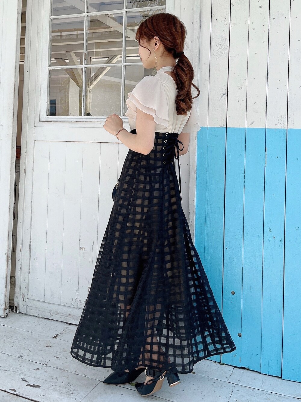 ホワイト系のワンピース、ブラック系のパンプスを着用したレディースの春コーディネートの10枚目の写真