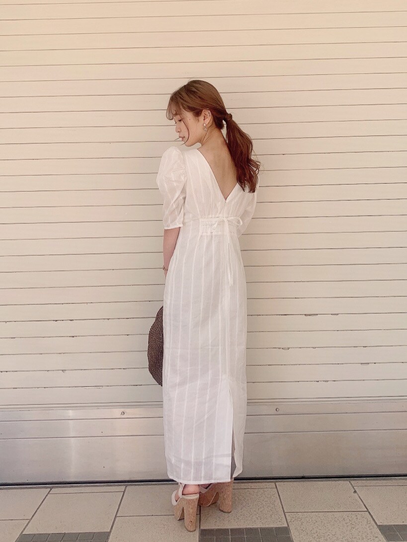 ホワイト系のワンピース、ベージュ系のサンダル、ブラウン系のハットを着用したレディースの春コーディネートの4枚目の写真