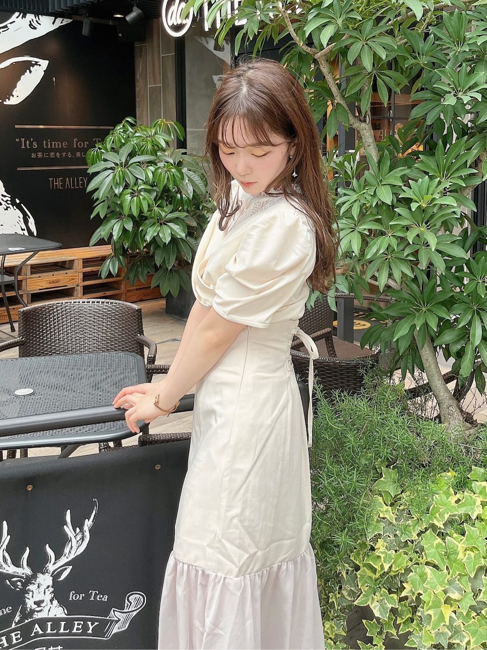 ベージュ系のサンダル、ホワイト系のスカート、ホワイト系のTシャツ/カットソーを着用したレディースの春コーディネートの5枚目の写真