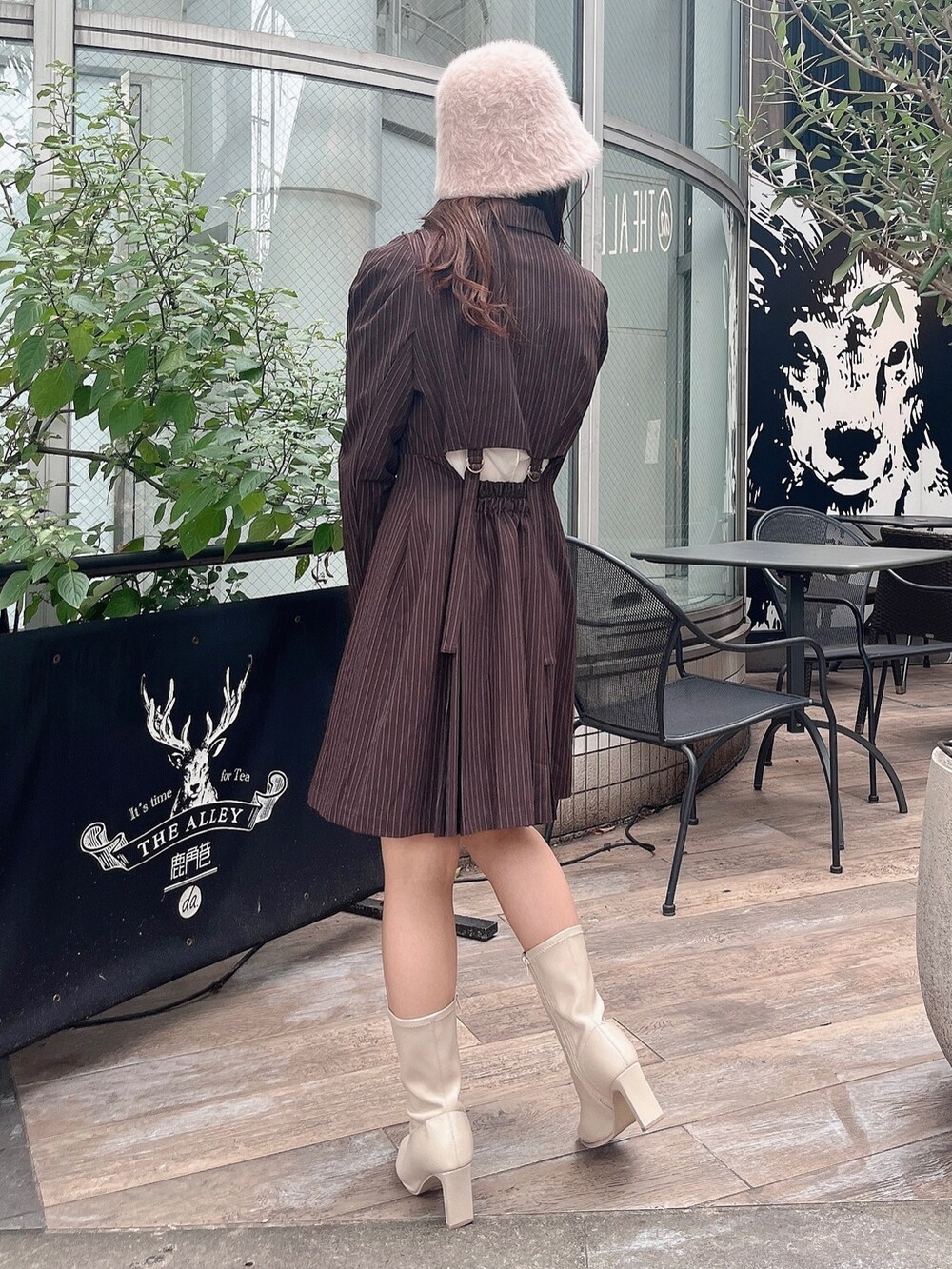 ホワイト系のTシャツ/カットソー、ブラウン系のワンピース、ホワイト系のブーツを着用したレディースの夏コーディネートの5枚目の写真