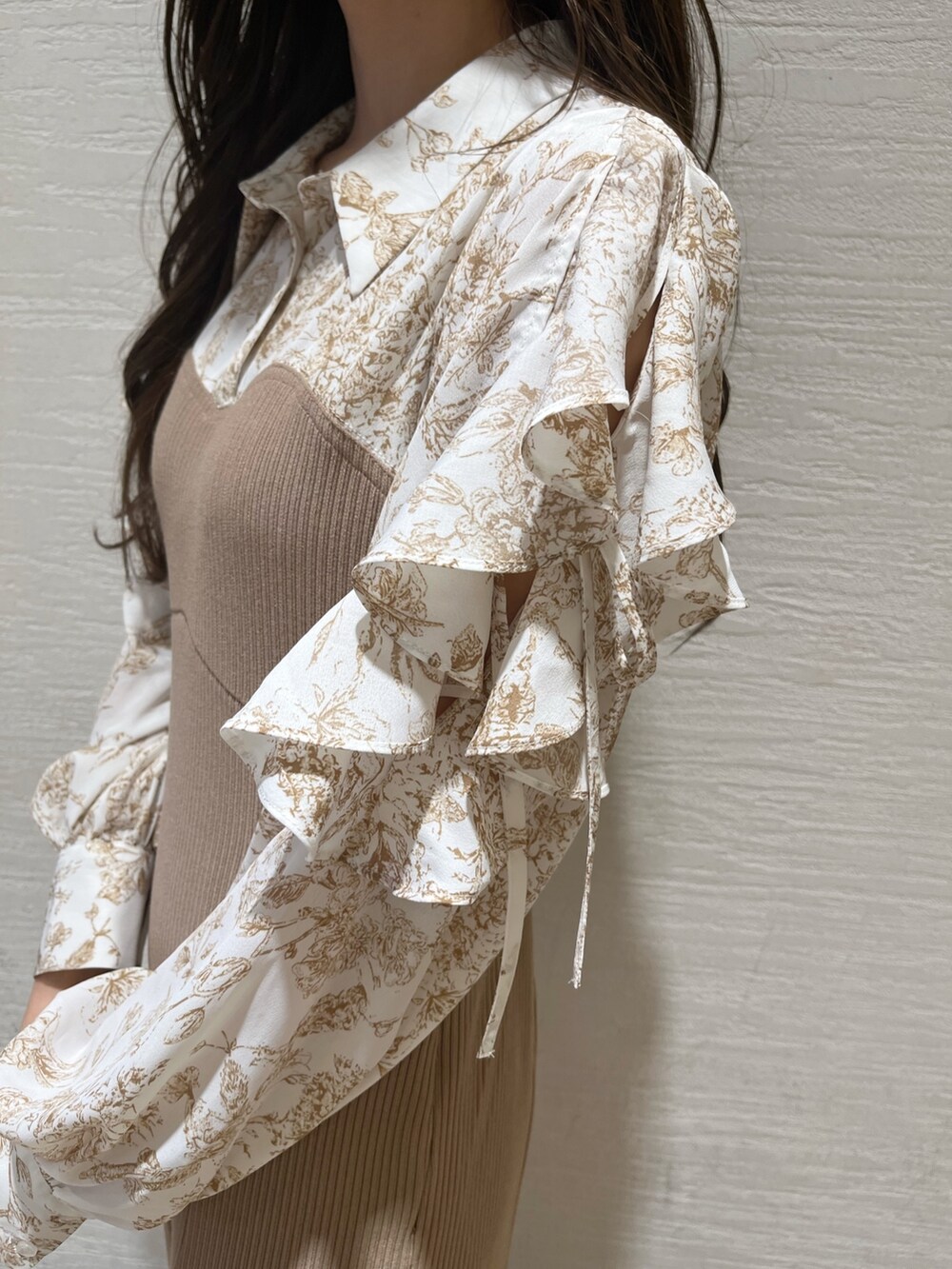 ベージュ系のワンピース、ベージュ系のブーツを着用したレディースの冬コーディネートの9枚目の写真