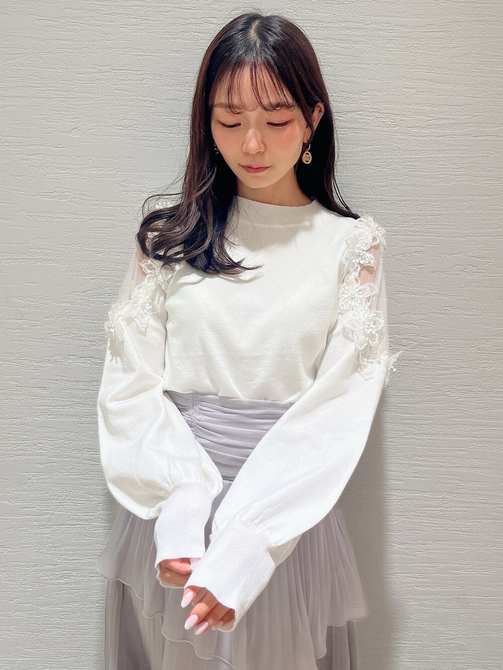 ベージュ系のブーツ、グレー系のスカート、ホワイト系のニット/セーターを着用したレディースの冬コーディネートの6枚目の写真