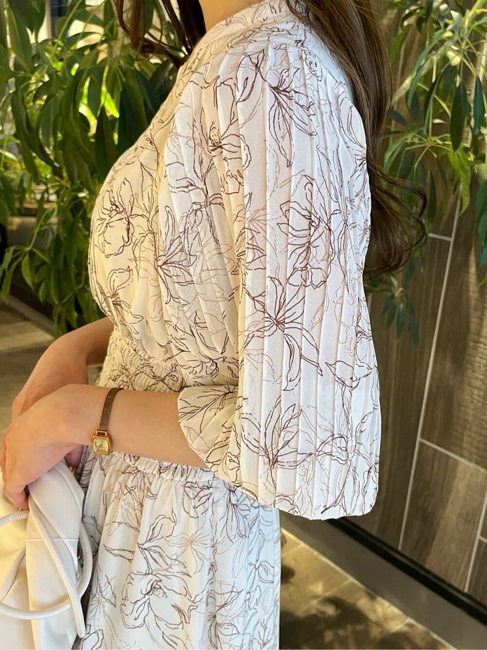 ベージュ系のサンダル、ホワイト系のハンドバッグ、ホワイト系のワンピースを着用したレディースの春コーディネートの7枚目の写真