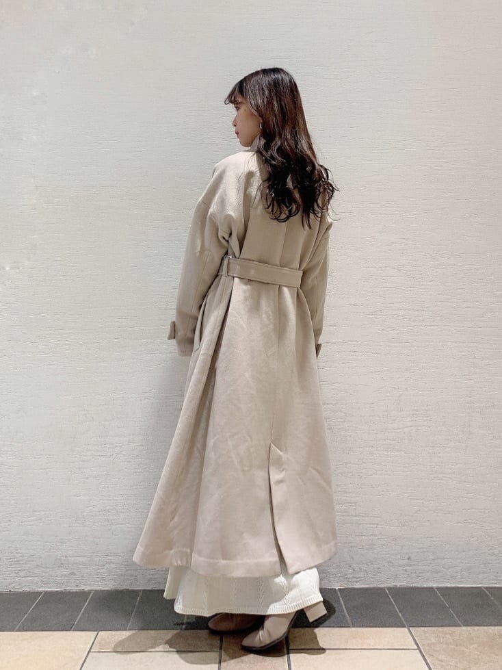 ホワイト系のその他アウター、ホワイト系のスカート、ホワイト系のニット/セーターを着用したレディースの秋コーディネートの2枚目の写真