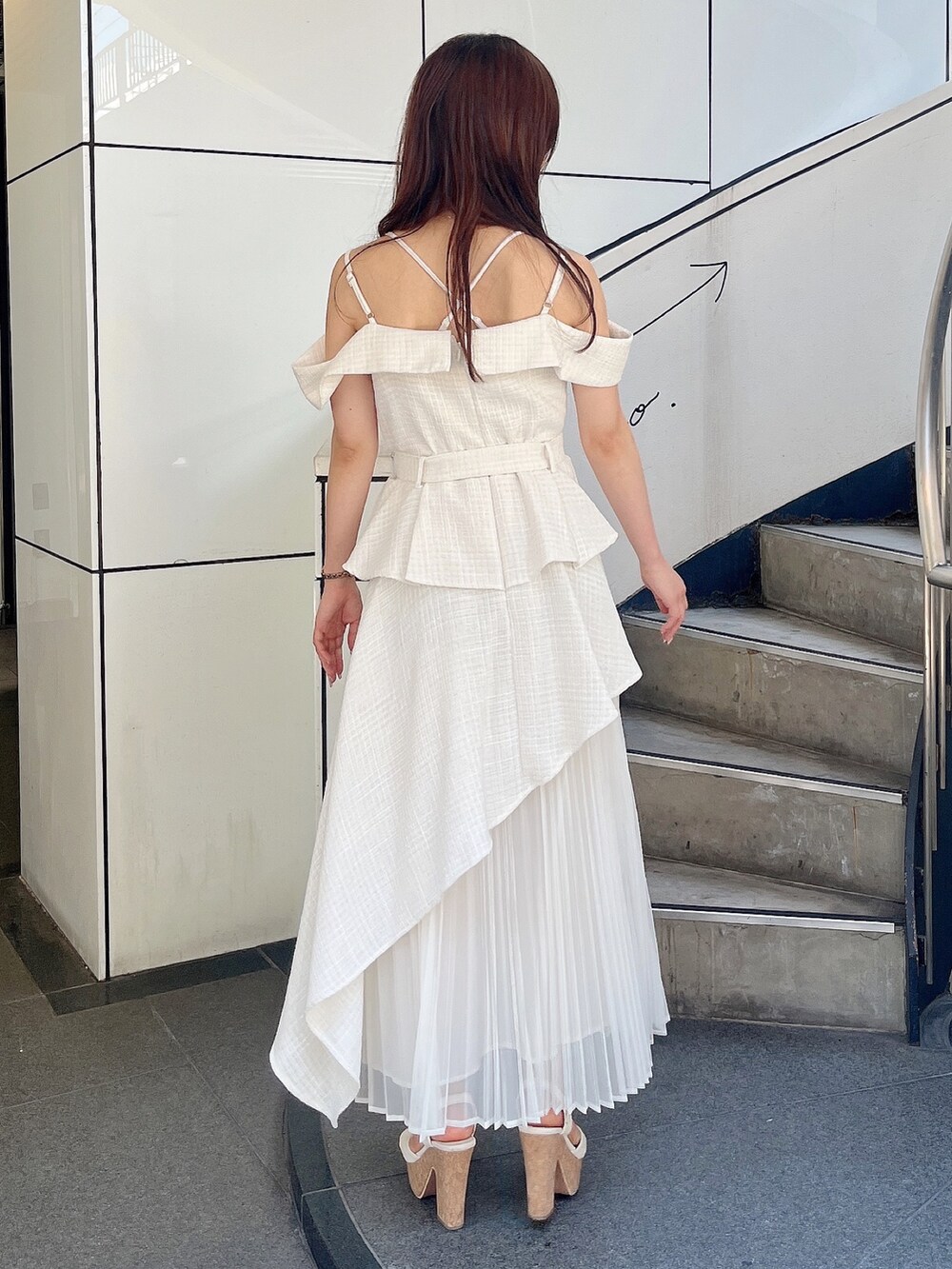 ホワイト系のサンダル、ホワイト系のワンピースを着用したレディースの夏コーディネートの3枚目の写真