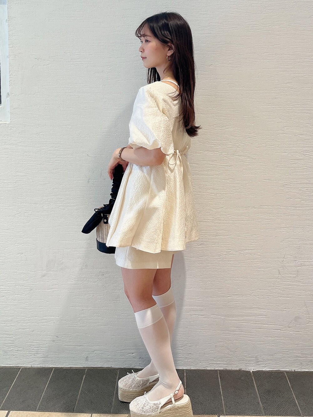 ホワイト系のシャツ/ブラウス、ホワイト系のその他パンツ、ホワイト系のサンダルを着用したレディースの夏コーディネートの4枚目の写真
