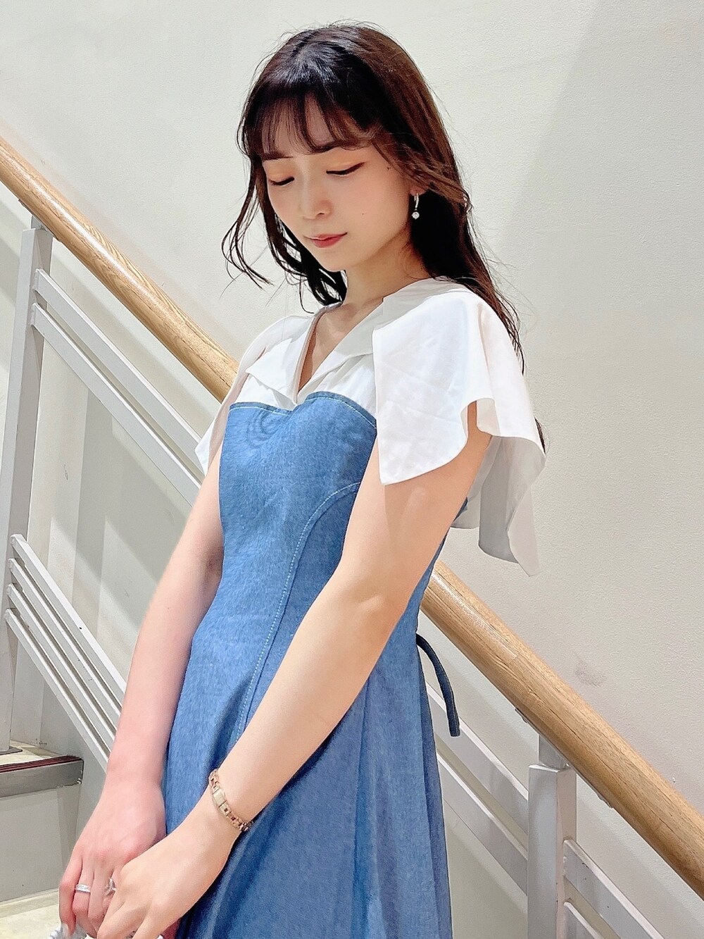 ブルー系のワンピース、ホワイト系のサンダルを着用したレディースの夏コーディネートの7枚目の写真