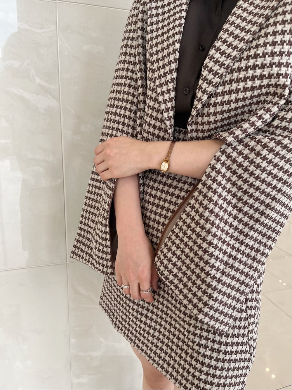 ブラウン系のシャツ/ブラウス、ブラウン系のその他アウター、ブラウン系のスカートを着用したレディースの秋コーディネートの10枚目の写真