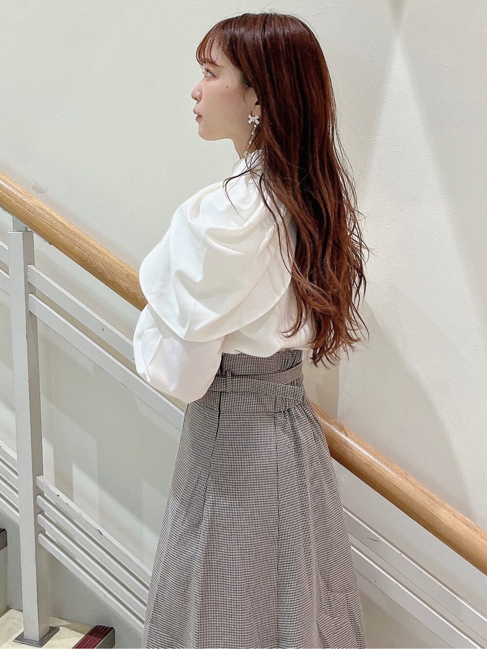 その他のスカート、ベージュ系のブーツ、ホワイト系のシャツ/ブラウスを着用したレディースの秋コーディネートの6枚目の写真