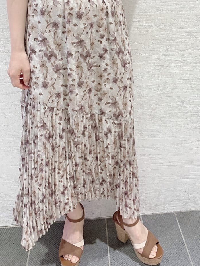 その他のサンダル、ブラウン系のニット/セーターを着用したレディースの夏コーディネートの9枚目の写真