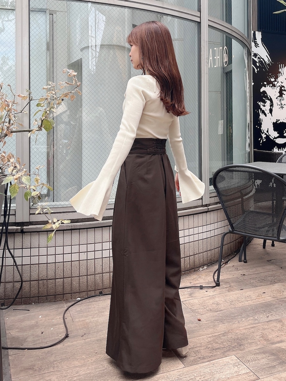 ホワイト系のニット/セーター、ブラウン系のその他パンツ、ホワイト系のブーツを着用したレディースの秋コーディネートの5枚目の写真