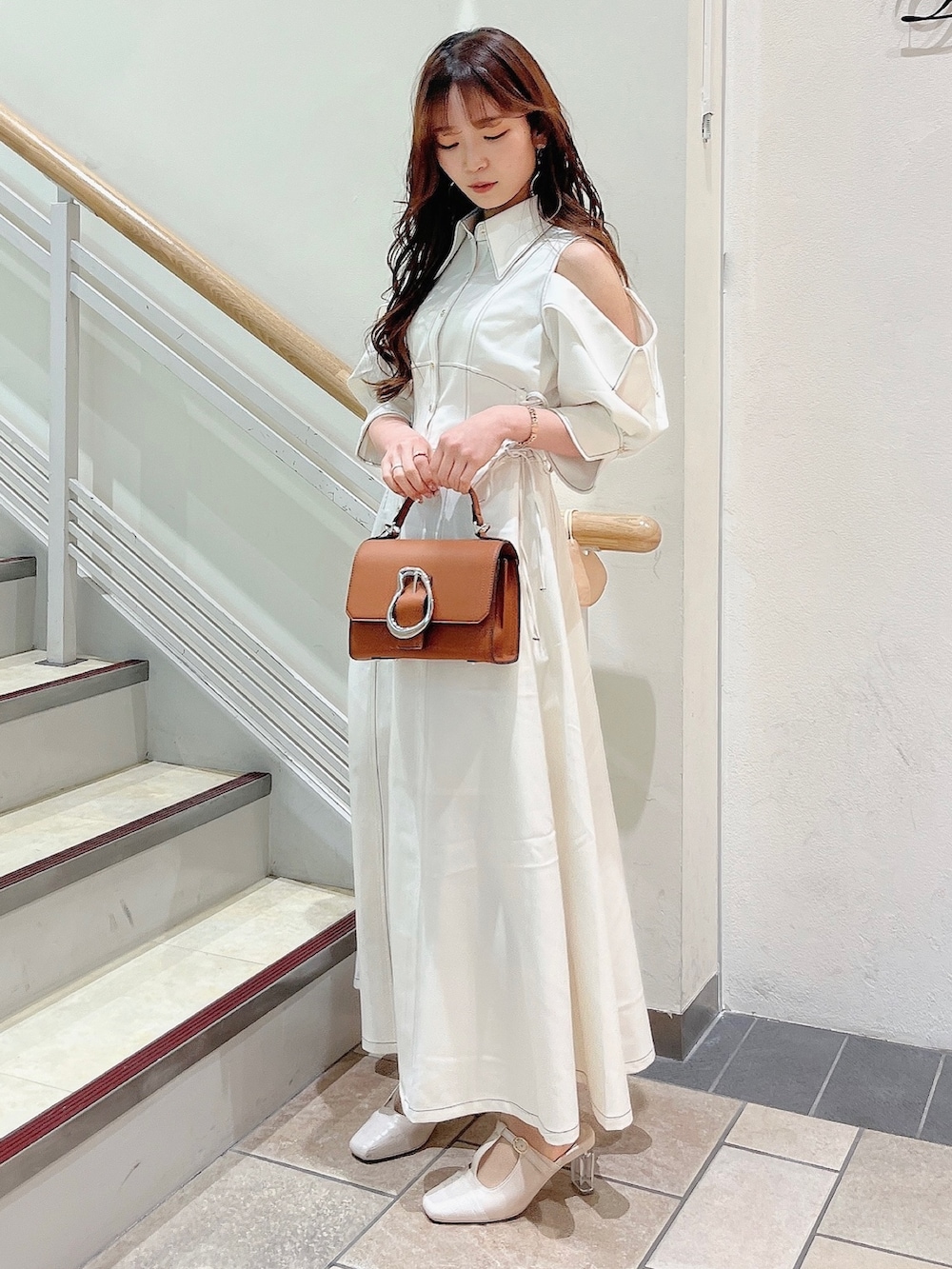 ホワイト系のワンピース、ホワイト系のパンプスを着用したレディースの冬コーディネートの2枚目の写真