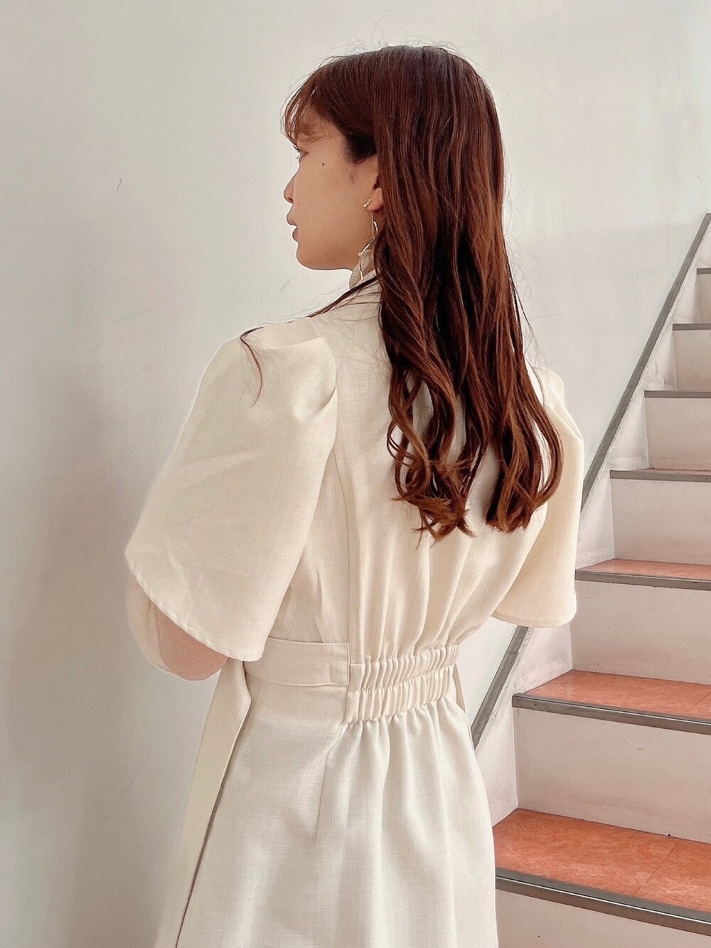 ホワイト系のワンピース、ベージュ系のブーツを着用したレディースの春コーディネートの6枚目の写真