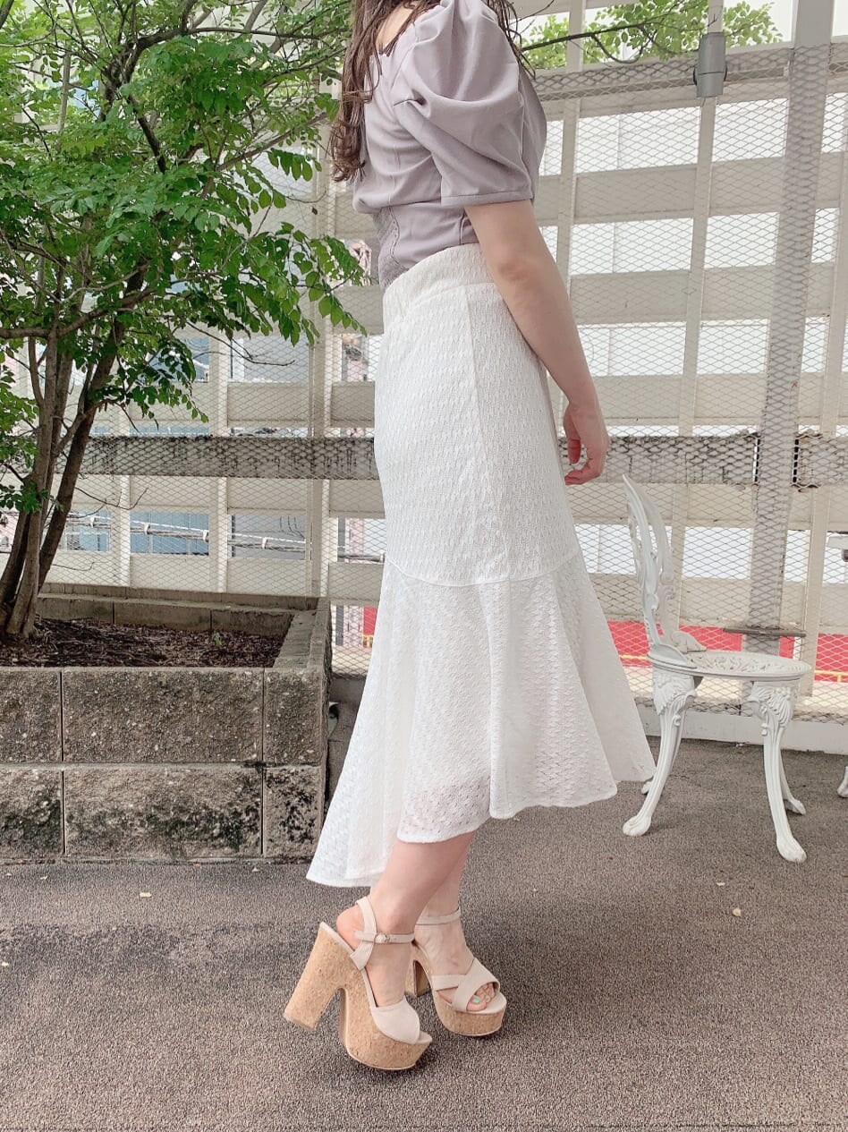 ベージュ系のサンダル、ホワイト系のスカート、グレー系のTシャツ/カットソーを着用したレディースの夏コーディネートの3枚目の写真