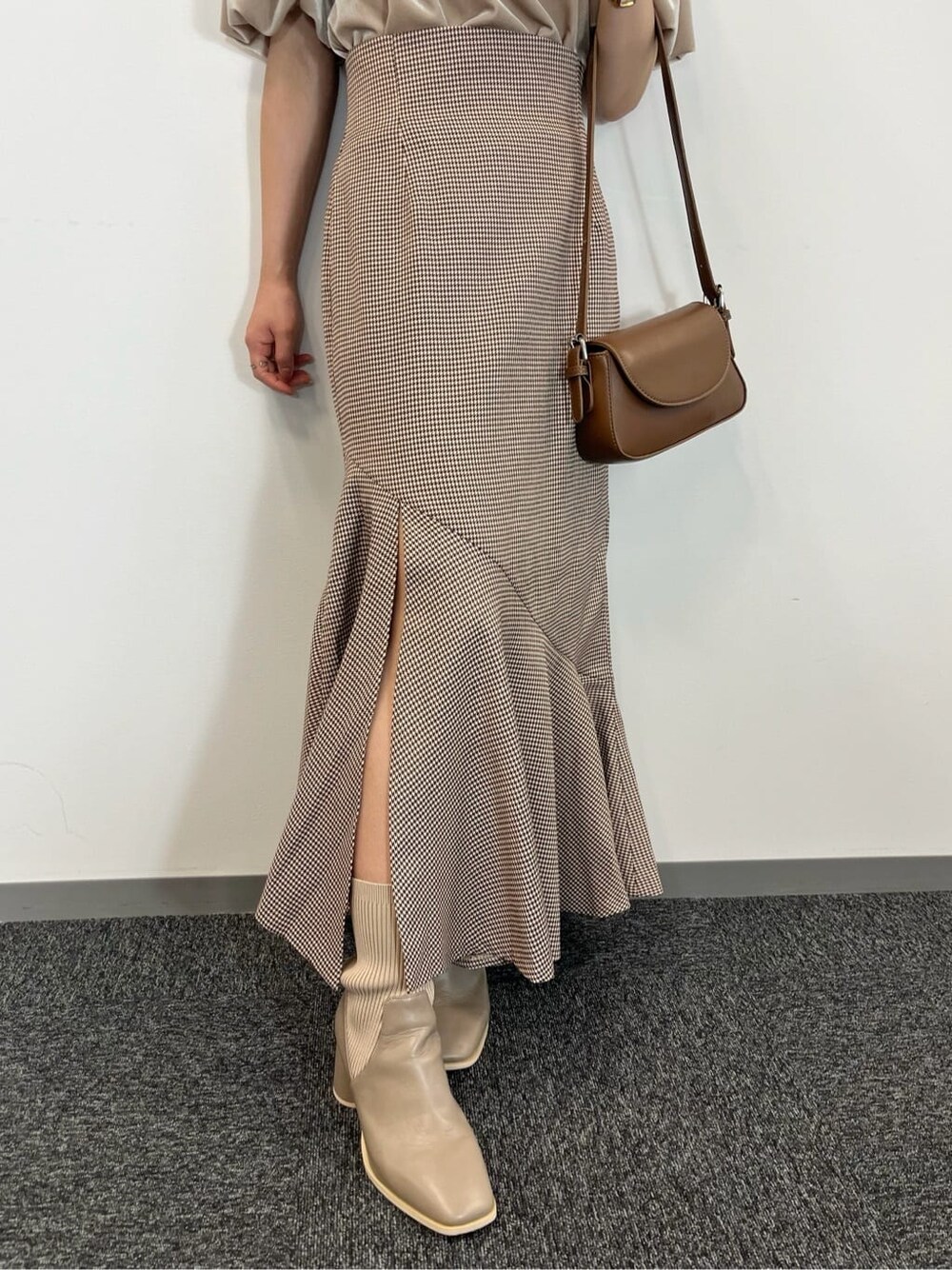 その他のスカート、ベージュ系のブーツ、ベージュ系のTシャツ/カットソーを着用したレディースの夏コーディネートの8枚目の写真