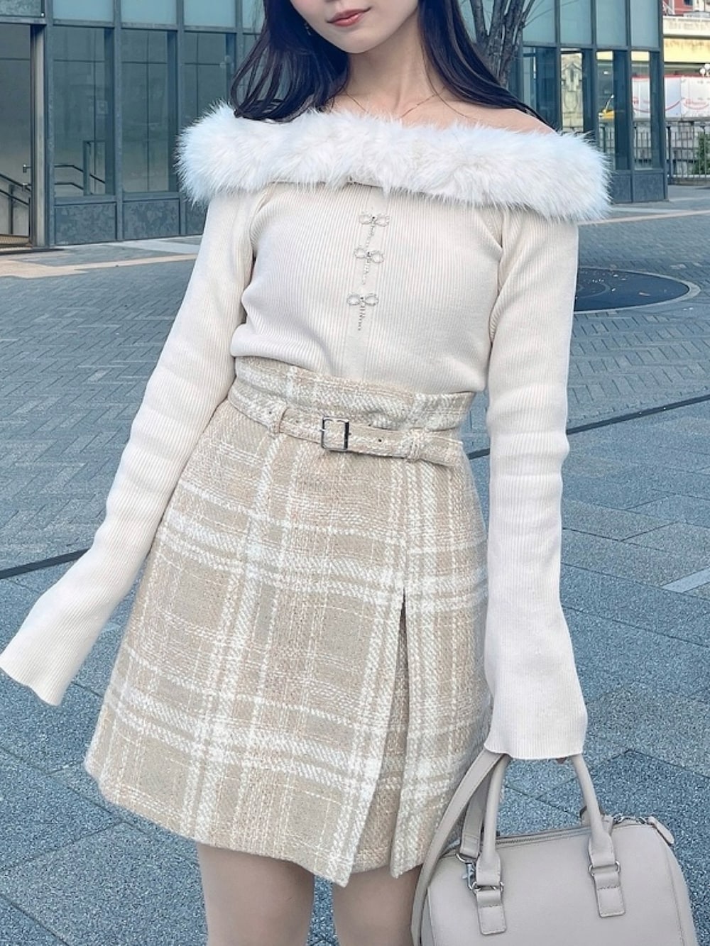 ベージュ系のニット/セーター、ベージュ系のスカートを着用したレディースの秋コーディネートの6枚目の写真