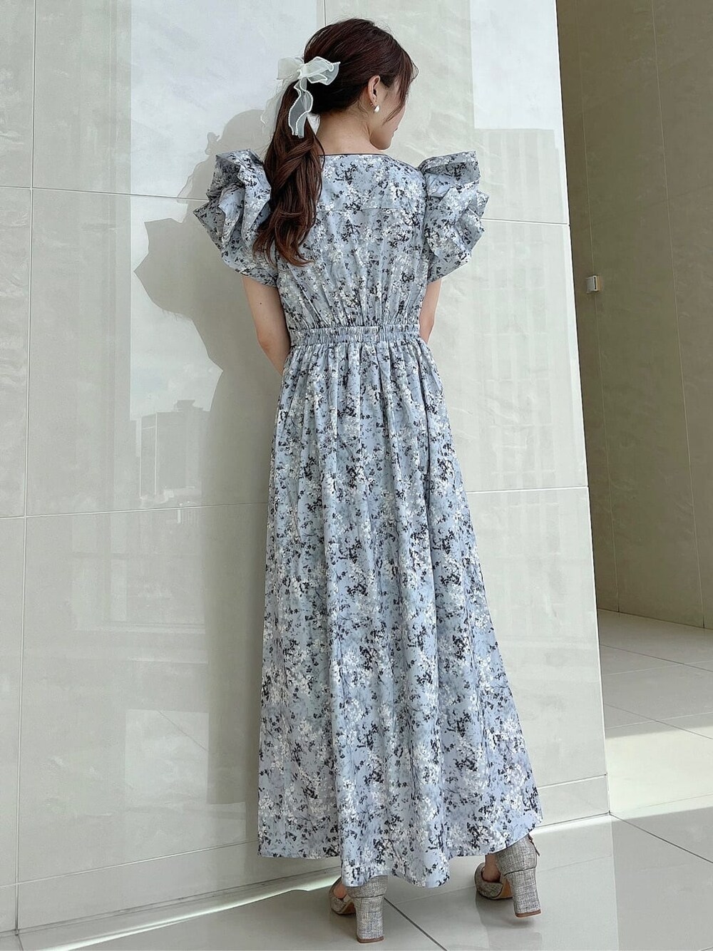 グレー系のワンピースを着用したレディースの秋コーディネートの5枚目の写真