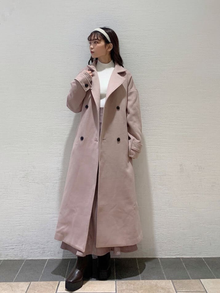 ピンク系のその他アウター、ブラウン系のブーツ、ベージュ系のスカートを着用したレディースの秋コーディネートの4枚目の写真