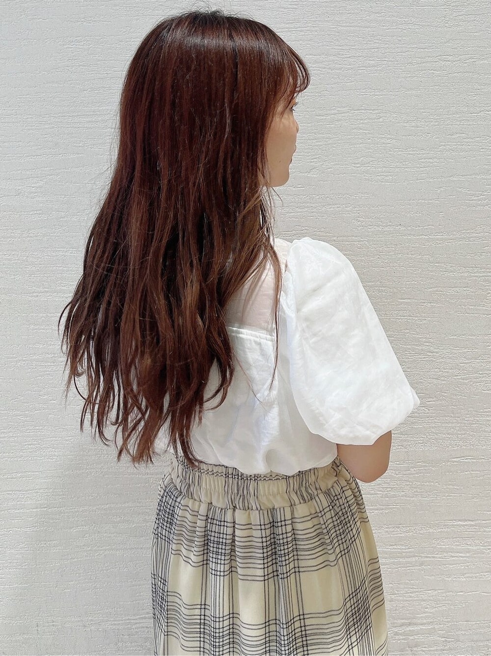 ベージュ系のサンダル、ホワイト系のスカート、ホワイト系のシャツ/ブラウスを着用したレディースの夏コーディネートの5枚目の写真