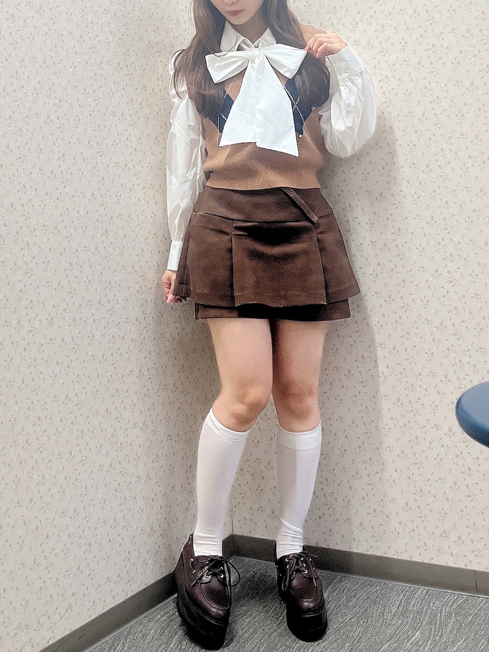 ブラウン系のローファー、イエロー系のニット/セーター、ホワイト系のシャツ/ブラウスを着用したレディースの秋コーディネートの2枚目の写真