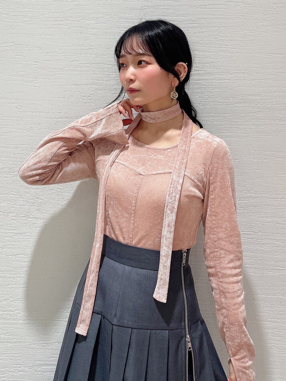 ピンク系のTシャツ/カットソー、グレー系のスカート、ブラック系のその他パンツを着用したレディースの冬コーディネートの5枚目の写真