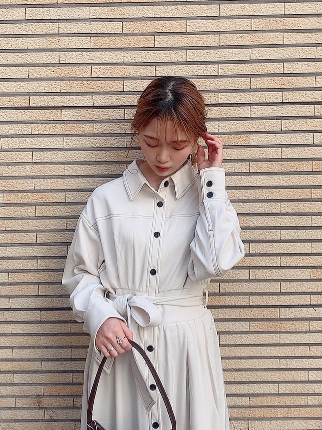 ホワイト系のワンピース、ホワイト系のスニーカーを着用したレディースの春コーディネートの5枚目の写真