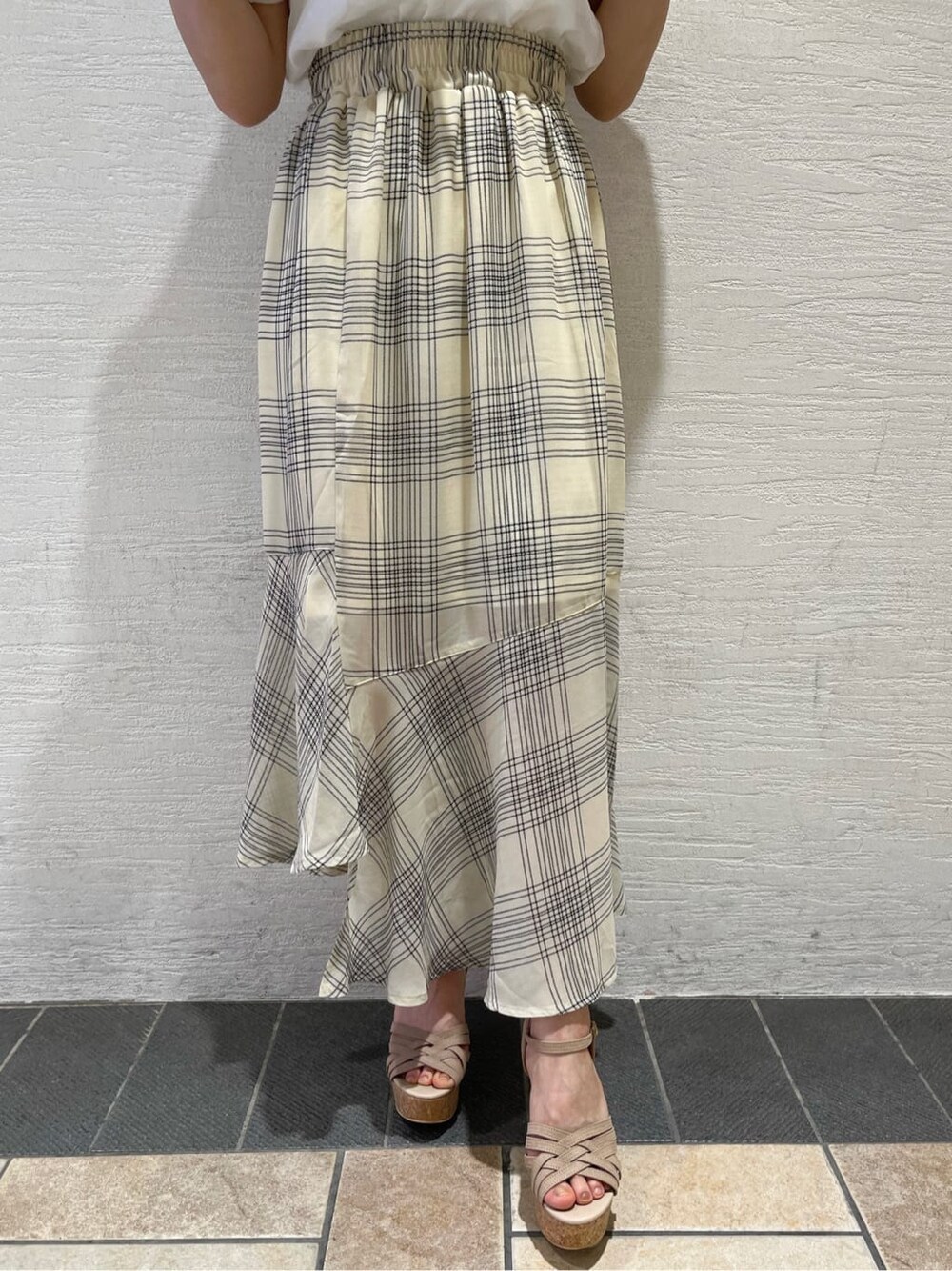 ベージュ系のサンダル、ホワイト系のスカート、ホワイト系のシャツ/ブラウスを着用したレディースの夏コーディネートの9枚目の写真