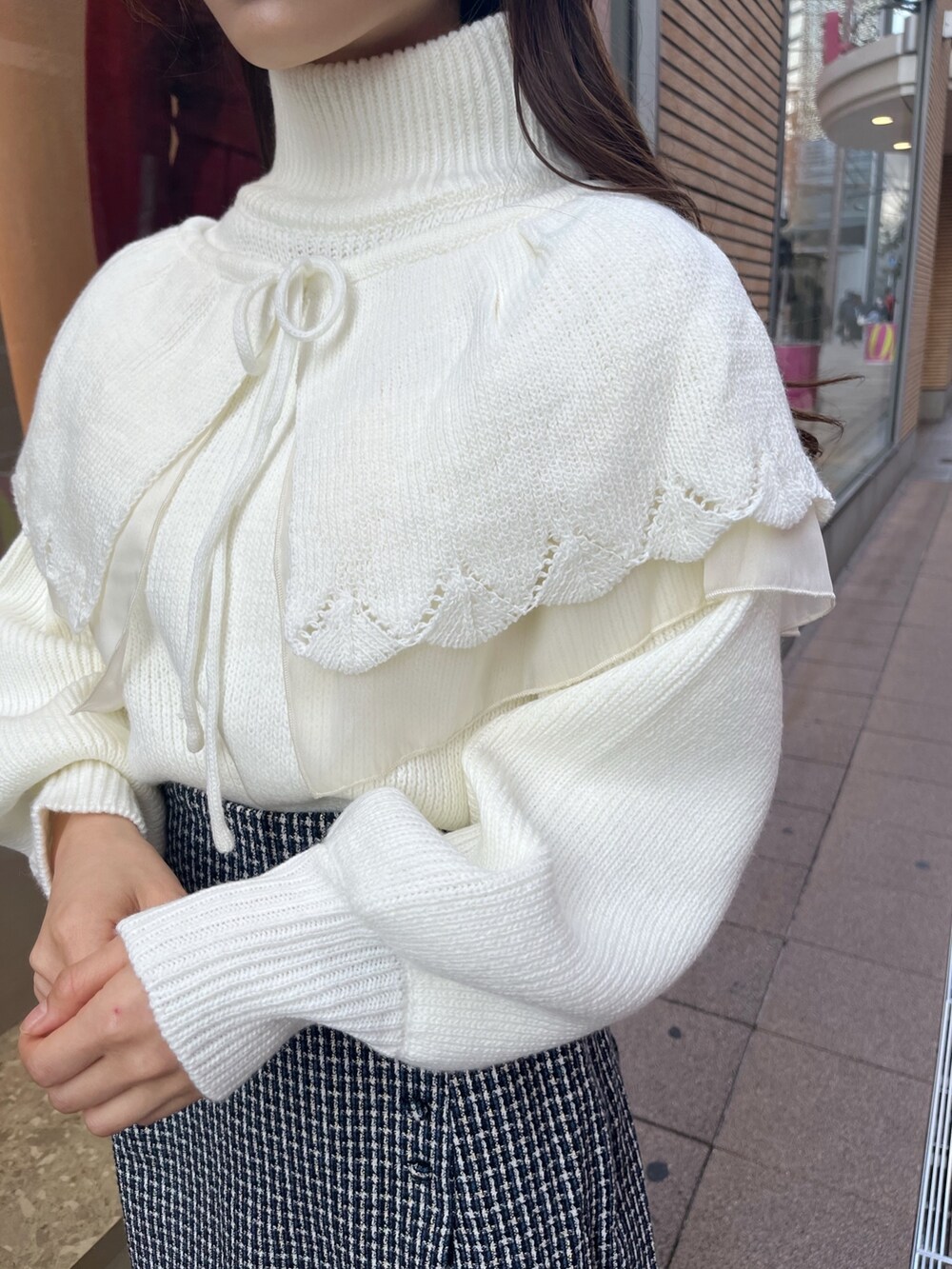 ホワイト系のニット/セーター、ブルー系のスカート、ブラック系のブーツを着用したレディースの秋コーディネートの7枚目の写真