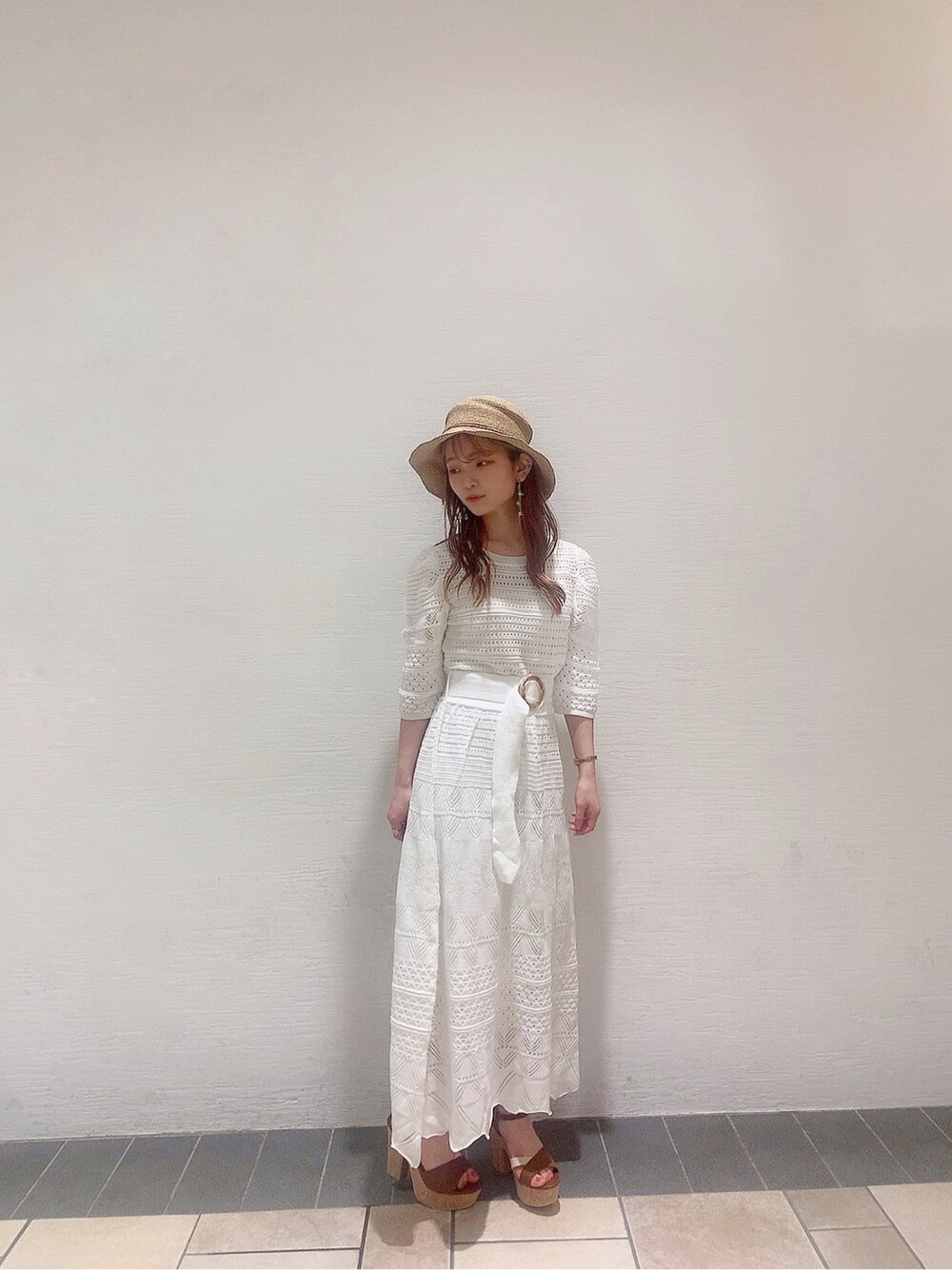 その他のサンダル、ホワイト系のワンピース、ブラウン系のハットを着用したレディースの春コーディネートの5枚目の写真