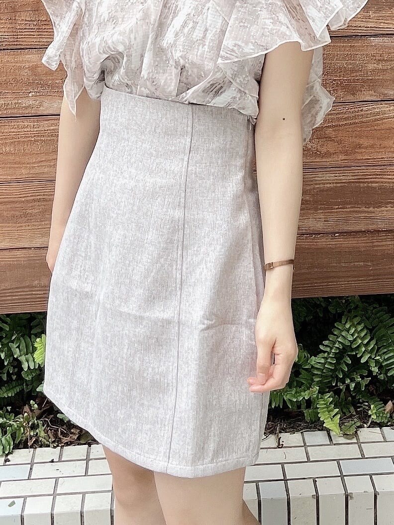 ブラウン系のサンダル、ベージュ系のシャツ/ブラウス、ベージュ系のスカートを着用したレディースの夏コーディネートの9枚目の写真