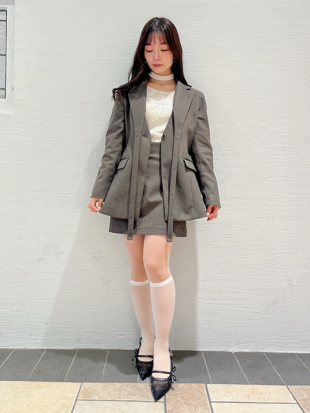 ホワイト系のTシャツ/カットソー、ブラウン系のテーラードジャケット、ブラウン系のスカートを着用したレディースの春コーディネートの2枚目の写真