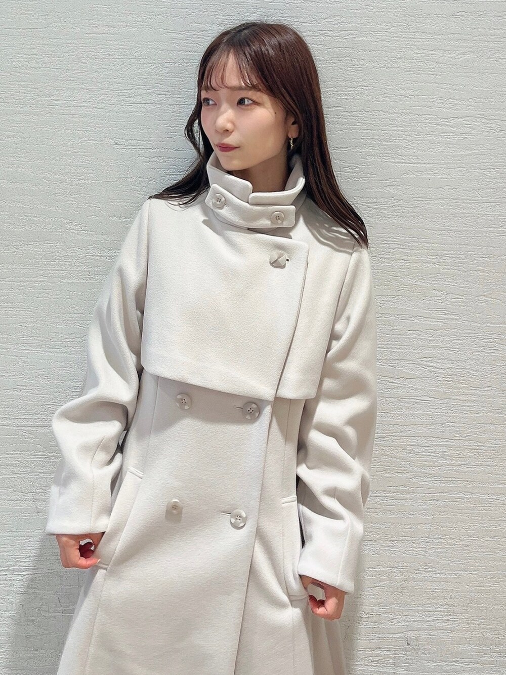 ホワイト系のその他アウター、ホワイト系のスカートを着用したレディースの夏コーディネートの7枚目の写真